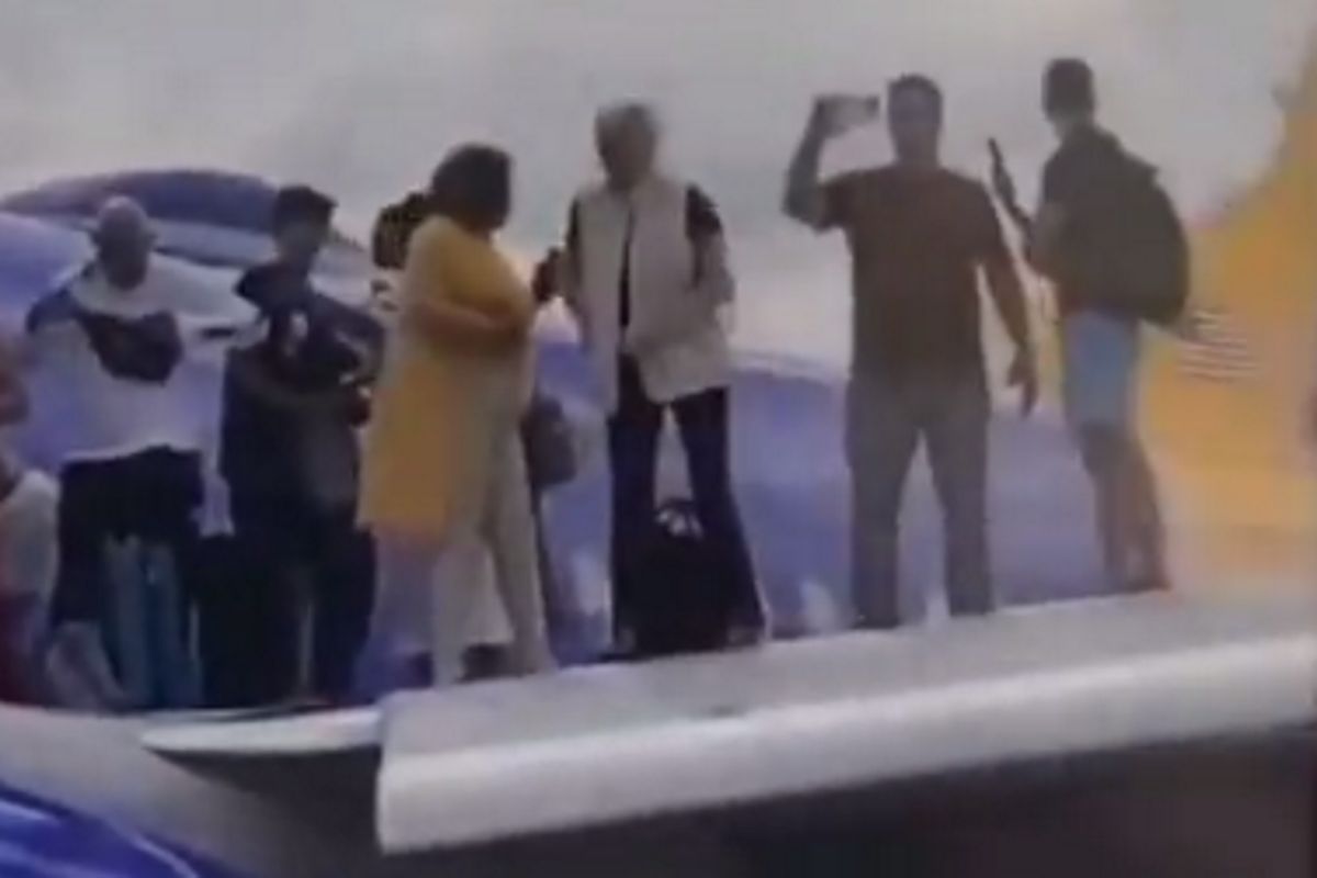 Mimo że ich samolot musiał awaryjnie lądować, pasażerom nie spieszyło się z oddaleniem od maszyny