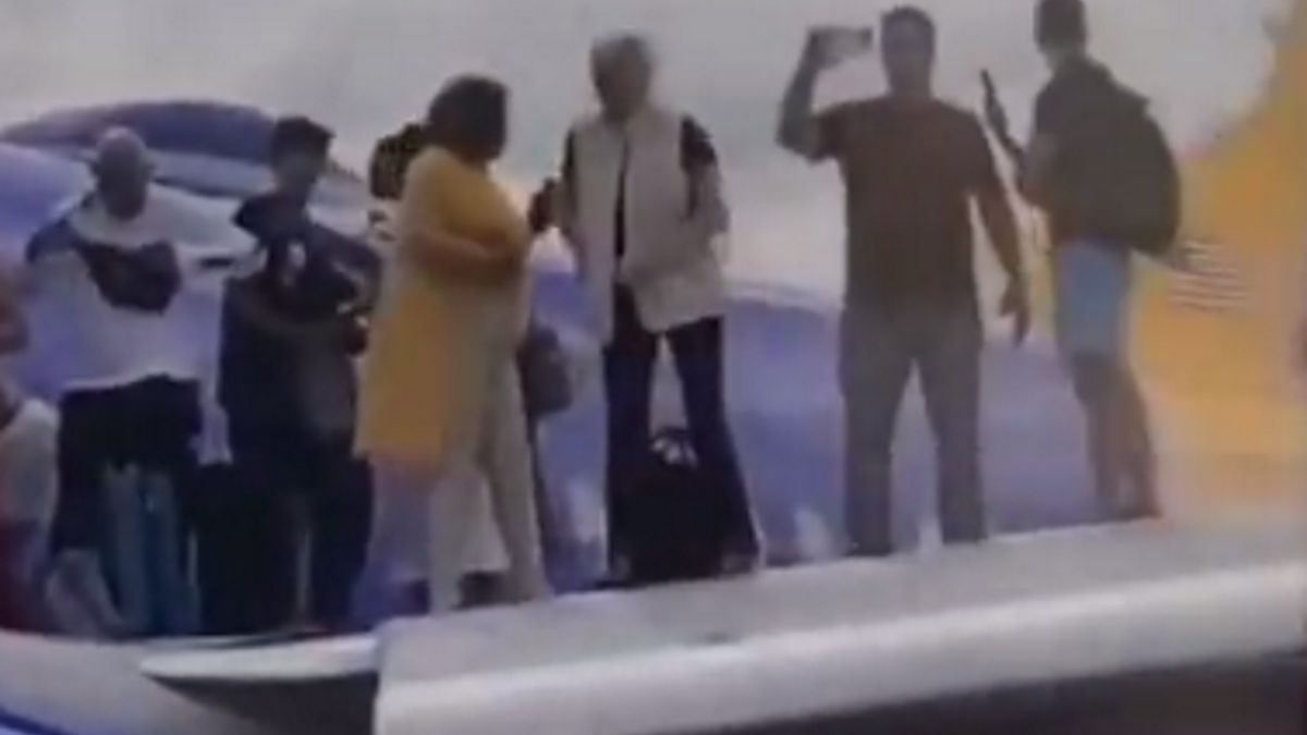 Mimo że ich samolot musiał awaryjnie lądować, pasażerom nie spieszyło się z oddaleniem od maszyny