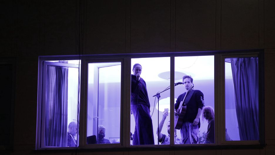 "Dziady na Mickiewicza". Performans obok domu Jarosława Kaczyńskiego. Na zdjęciu : Natalia Przybysz i Krzysztof Zalewski. 