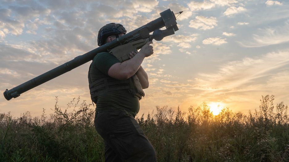 Ukraina, 10.08.2022. Żołnierz ukraińskiej dywizji przeciwlotniczej na stanowisku w obwodzie charkowskim, 10 bm. Trwa inwazja Rosji na Ukrainę. (sko) PAP/Mykola Kalyeniak