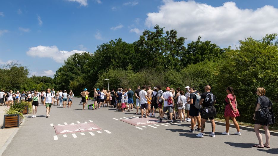 Kolejka do wejścia na kapielisko Zakrzówek w Krakowie