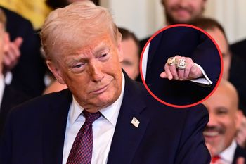 Donald Trump zapozował z drogimi pierścieniami. Dar od sportowców