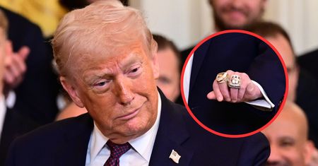 Donald Trump zapozował z drogimi pierścieniami. Dar od sportowców