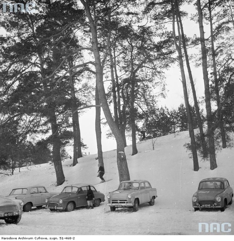 Samochody osobowe na parkingu w Parku Kultury w Powsinie w czasie zimy 1963.