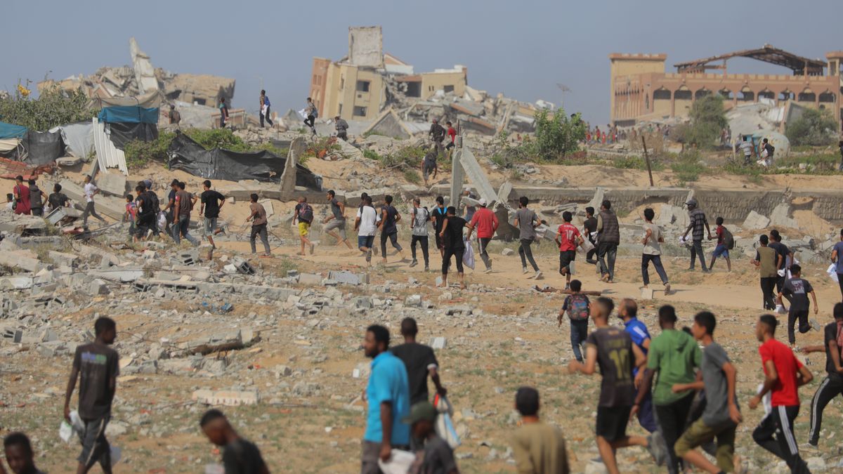 GAZA STRIP - AUGUST 15: Humanitarian aid is airdropped by parachute over the central Nuseirat camp on August 15, 2025, as Israel's attacks on the Gaza Strip continue. (Photo by Hassan Jedi/Anadolu via Getty Images)
