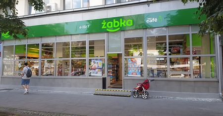 Śmierdząca ciecz w Żabce. Atak na słynną sieć