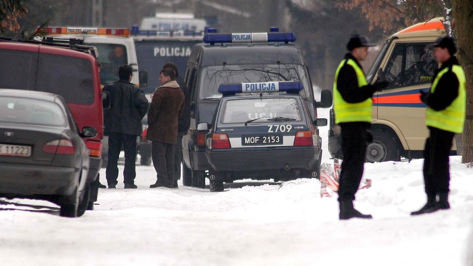 Policjanci na drodze do miejsca strzelaniny w Magdalence