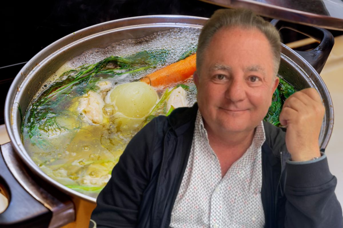 Robert Makłowicz gotuje rosół na sprawdzonym patencie. Podbija smak lepiej niż maggi