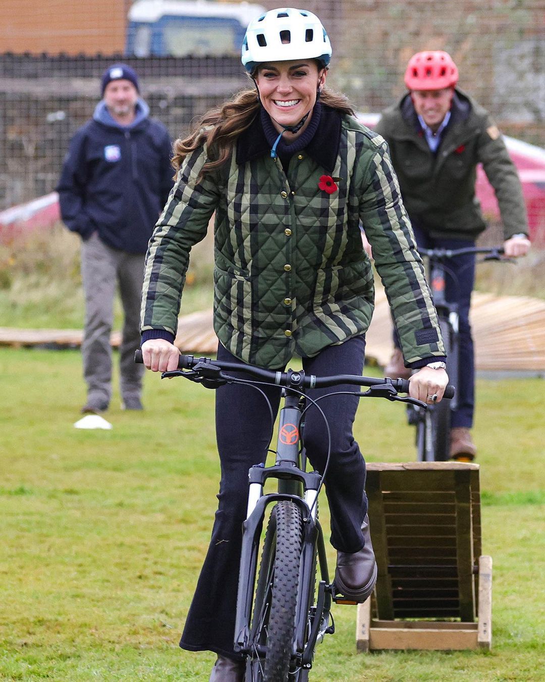 Kate Middleton w swobodnej stylizacji wzięła udział w akcji wspierającej społeczność wiejską