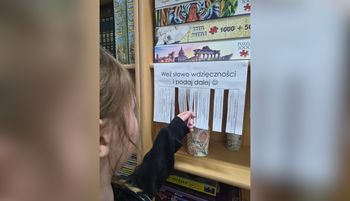 To nie ogłoszenie. Wywiesili karteczkę. "Czynią cuda"