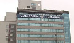 Bez egzaminu, opłata za rezygnację. Collegium Humanum z zarzutami