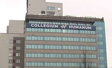 Bez egzaminu, opłata za rezygnację. Collegium Humanum z zarzutami