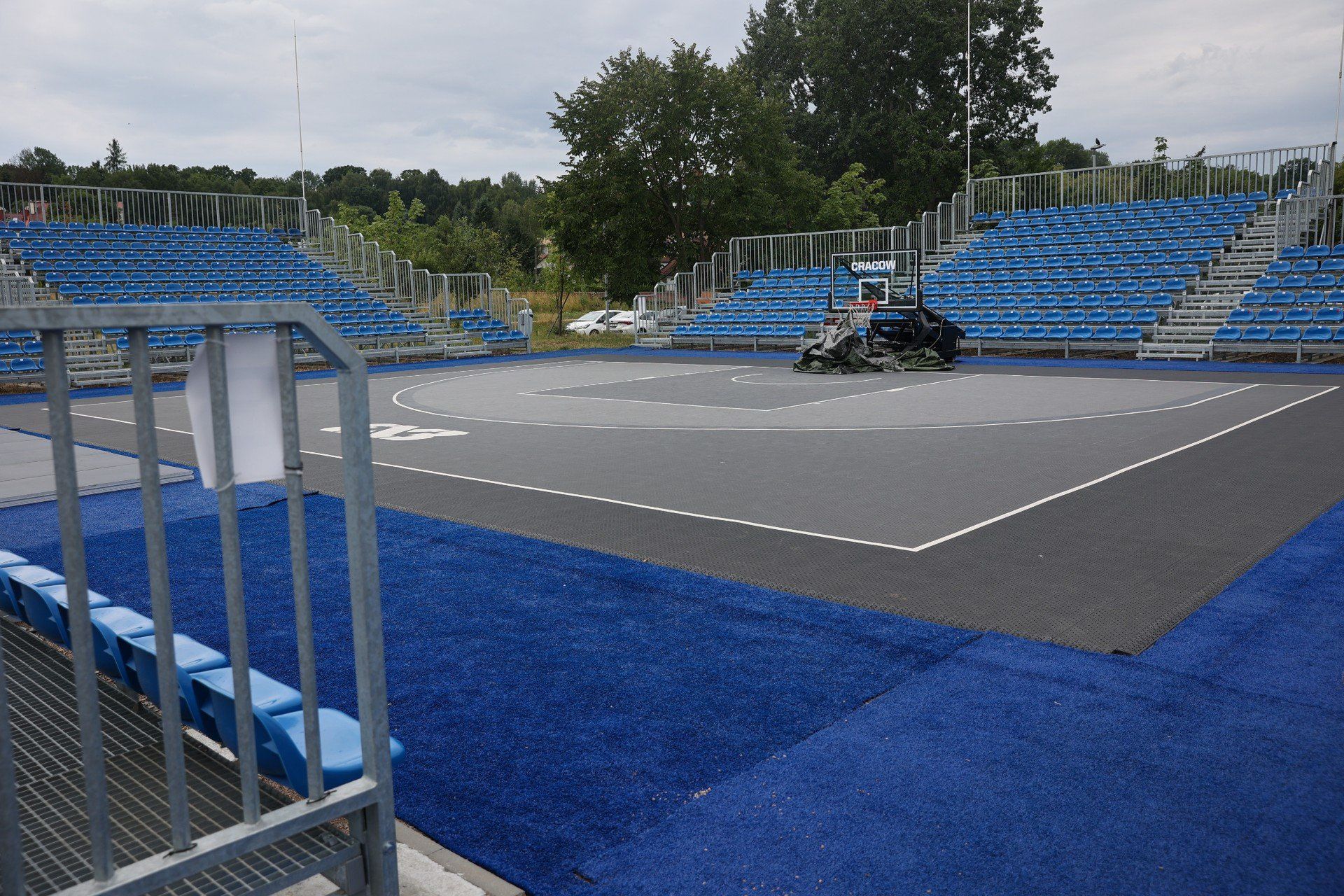 Boisko do koszykówki 3x3 przy al. Focha w Krakowie.