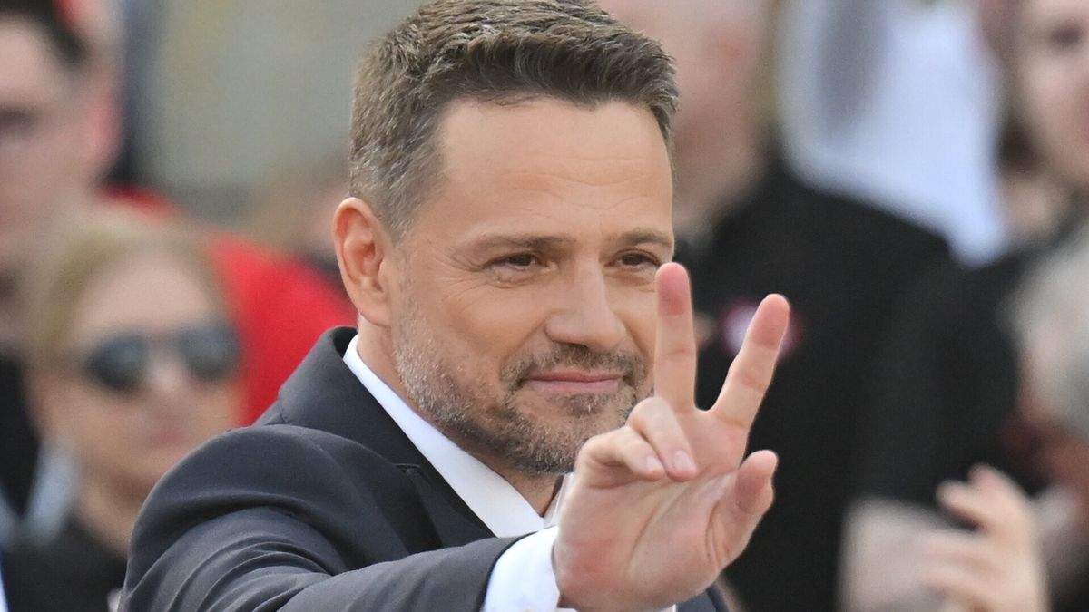 Kielce, 17.04.2025. Wybory Prezydenta RP 2025 - kampania. Kandydat KO, prezydent Warszawy Rafał Trzaskowski podczas wiecu wyborczego na placu Artystów w Kielcach, 17 bm. (jm) PAP/Piotr Polak