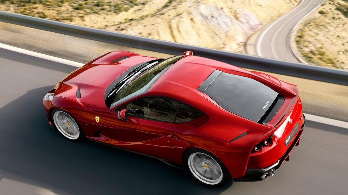 Pokaźna tylna szyba może się po prostu odkleić.