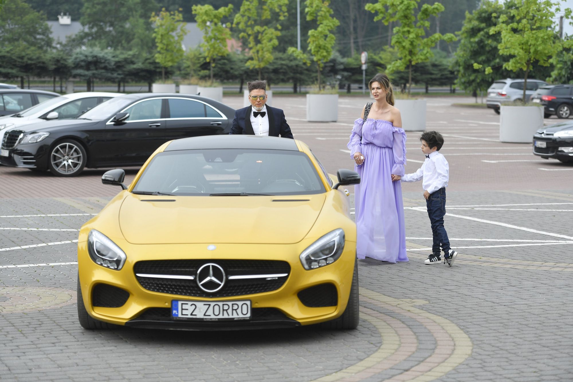 Krzysztof Rutkowski z rodziną i mercedesem