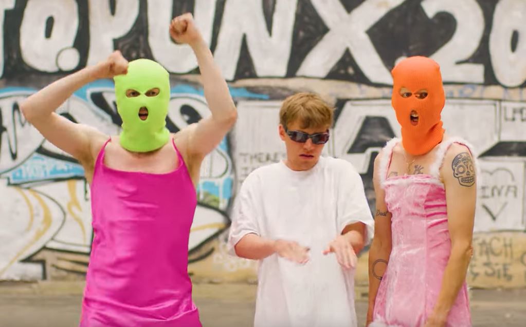 Artyści nawiązują w klipie do Pussy Riot