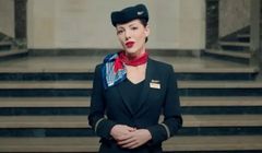 PLL LOT zaskakuje nowym safety video. Lektorką Krystyna Czubówna