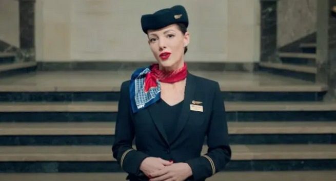 PLL LOT zaskakuje nowym safety video. Lektorką Krystyna Czubówna