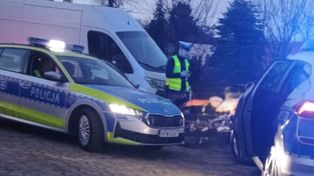 Policyjny pościg za 15-latkiem zakończony zderzeniem z radiowozem