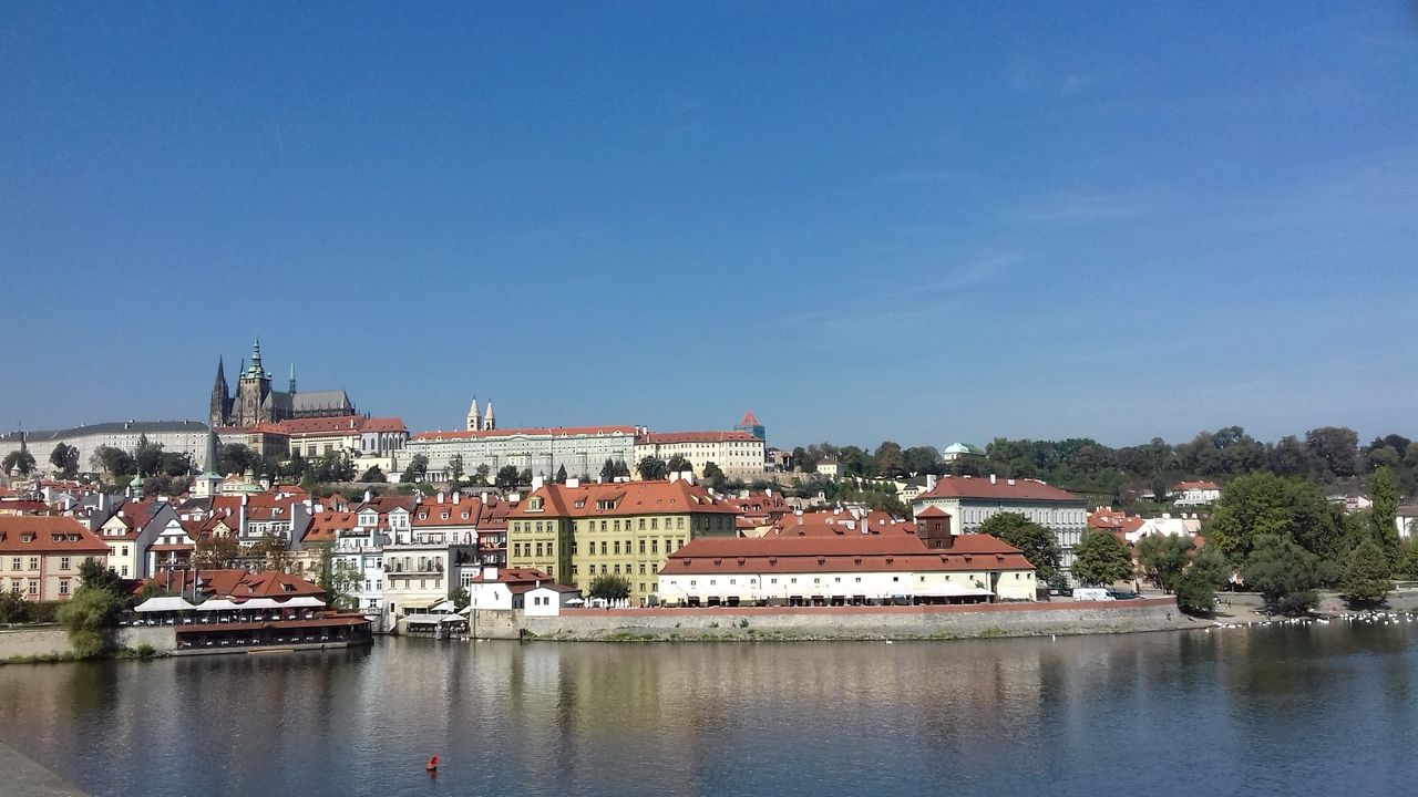 Widok na Hradczany i Małą Stranę z Mostu Karola