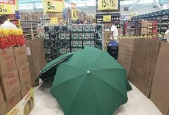 Carrefour. Skandaliczna sytuacja w Brazylii. Ciało zmarłego kierownika zakryto parasolami