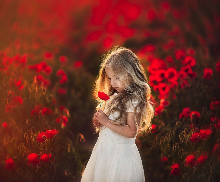 Obiecała, że zrobi zdjęcie córeczce z każdym kwiatem, którego znajdzie. Są piękne!