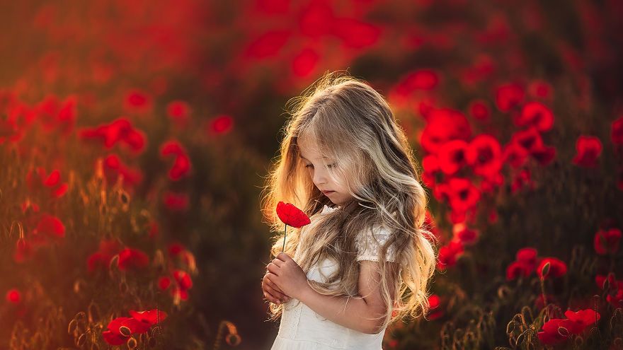 Obiecała, że zrobi zdjęcie córeczce z każdym kwiatem, którego znajdzie. Są piękne! 1