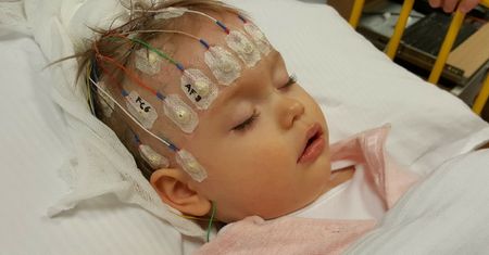 Szansa na życie bez wyniszczających ataków. 16-miesięczna Iza czeka na operację usunięcia ogniska padaczki