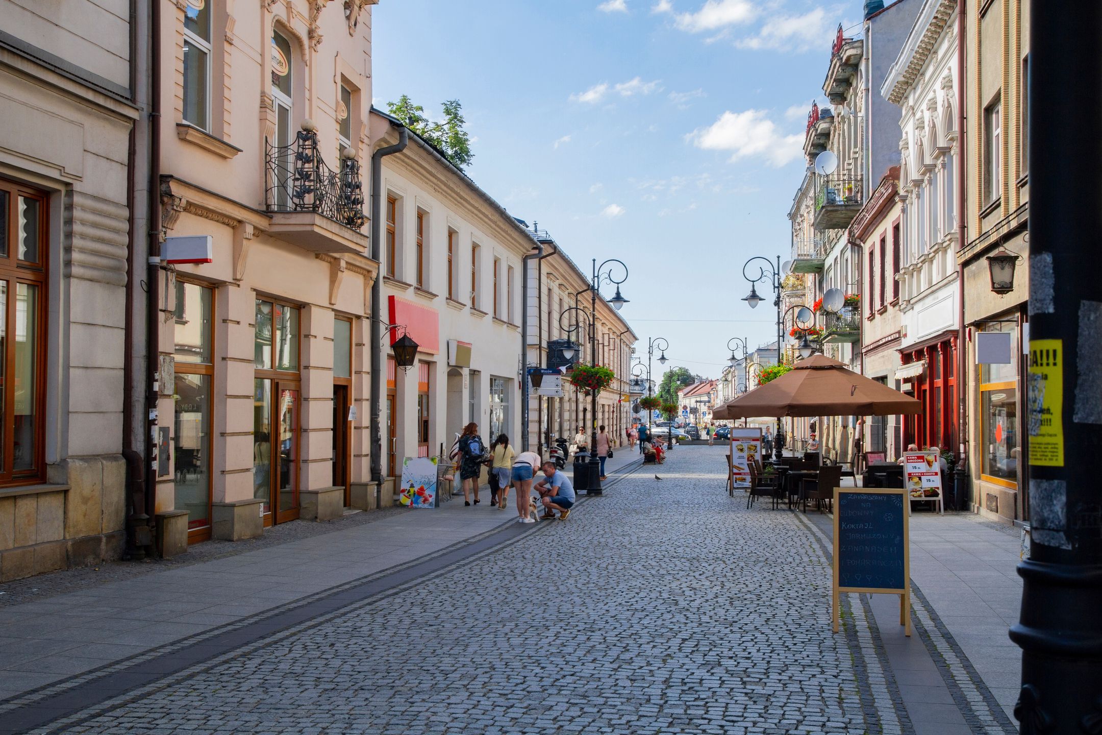 Wzdłuż deptaku znajduje się wiele ciekawych kamieniczek