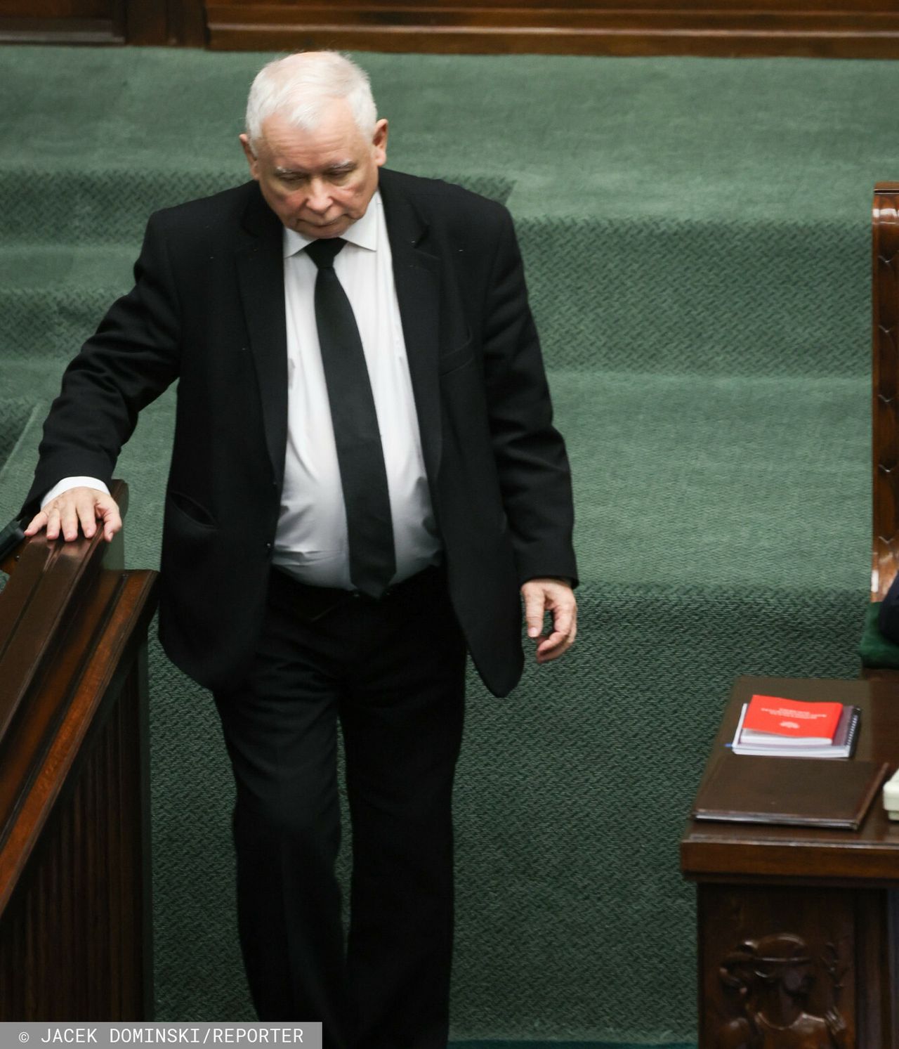 Jarosław Kaczyński stawia na czarny garnitur i czarny krawat