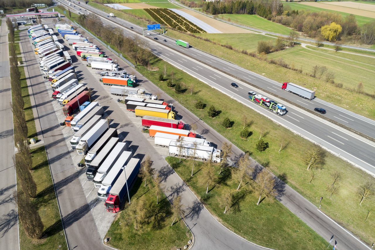 Około 0:40. Polak spał przy A12 w Niemczech. Ktoś zapukał