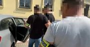 Wulgarnie zaczepiał ekspedientkę. Uderzył ochroniarza. W końcu wyciągnął nóż