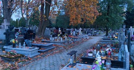 Czy we Wszystkich Świętych trzeba iść na cmentarz? Kościół stawia sprawę jasno
