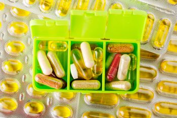 Polacy łykają na potęgę. Uważaj na codzienną dawkę witamin