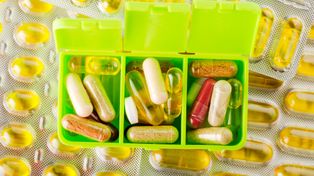 Polacy łykają na potęgę. Uważaj na codzienną dawkę witamin