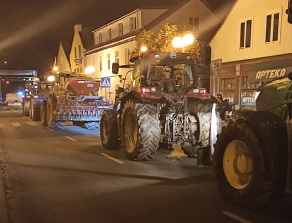 Strajk Kobiet. Sznur ciągników w Nowym Dworze Gdańskim.