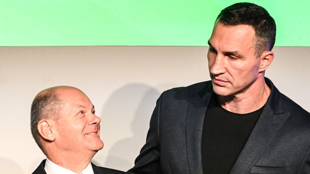 epaselect epa10186574 German Chancellor Olaf Scholz (L) talks to Former world boxing heavyweight champion Wladimir Klitschko after award ceremony of the international media conference M100 Sanssouci Colloquium in Potsdam, Germany, 15 September 2022. Wladimir Klitschko will accept the M100 Media Award to the People of Ukraine. The international forum brings together Europe's top editors, commentators and media owners (print, broadcasting and internet) alongside key public figures to assess the role and impact of the media in international affairs and to promote democracy and freedom of expression and speech. EPA/FILIP SINGER Dostawca: PAP/EPA.