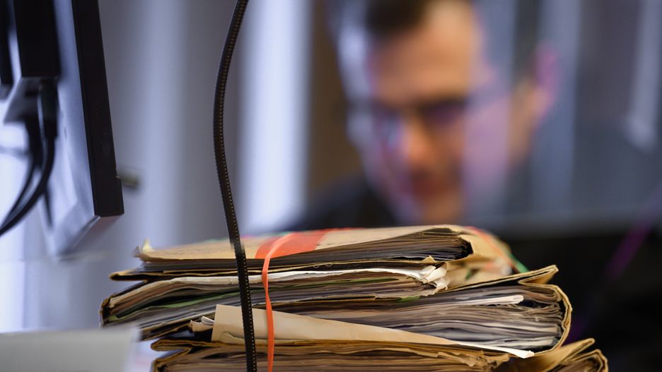 Sala rozpraw
Jakub Kaczmarczyk
akta sprawy, apelacyjny, cz�onka rodziny, dokumenty, dziecko, gwa�t, II instancja, II instancji, krewnego, kuzyn, kuzyna, Miko�aj G., pokrewie�stwa, pokrewie�stwo, proces, przest�pstwa, przest�pstwo, sala rozpraw, s�d, s�downictwo, teczki, wydanie wyroku, wyrok