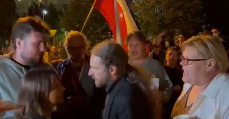 Szarpanina przed Sejmem. Sośnierz ewakuowany przez policję. Premier Morawiecki reaguje