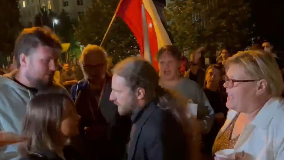 Emocje pod Sejmem. Poseł Dobromir Sośnierz zaatakowany 