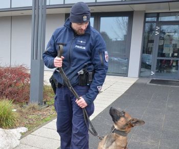 Gdańsk: Policjanci uratowali 91-latkę z płonącego domu