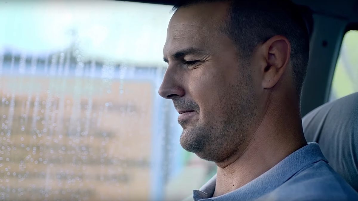 Paddy McGuinness w klipie promocyjnym programu "Stars in their Cars"