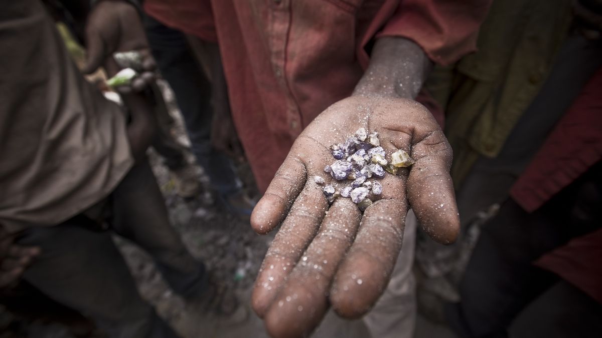 Mężczyzna znalazł diament. To pomoże mu wyjść z długów. 