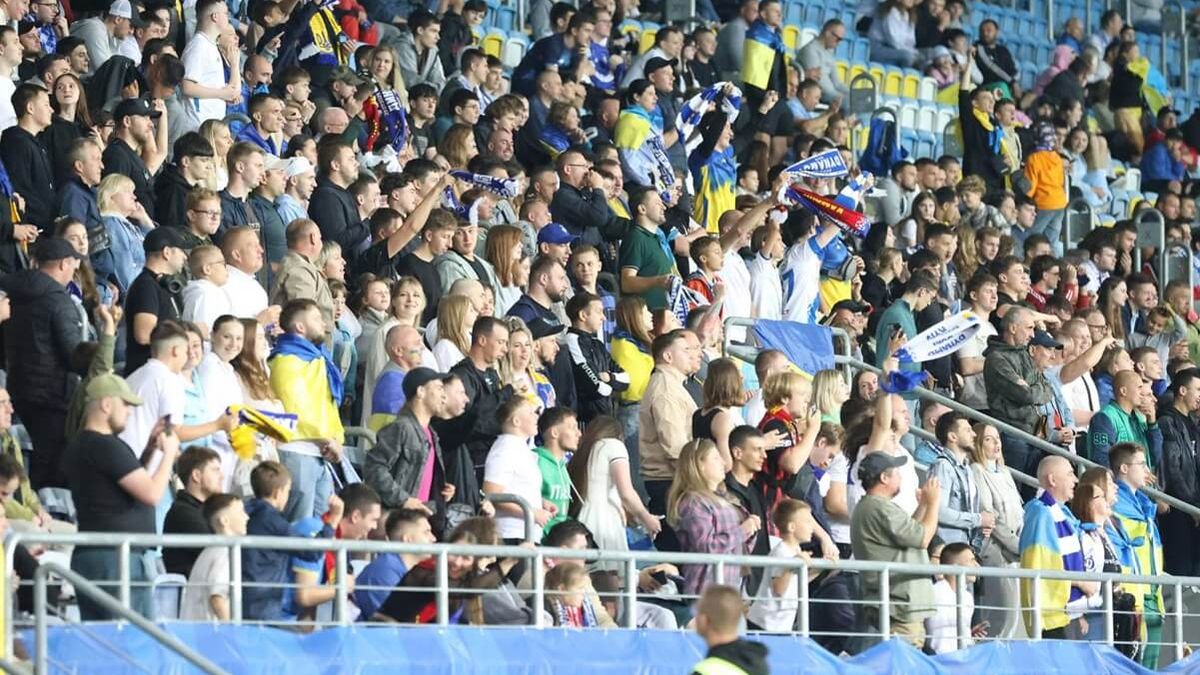 Kibice Dynamo Kijów na trybunach Motor Lublin Areny