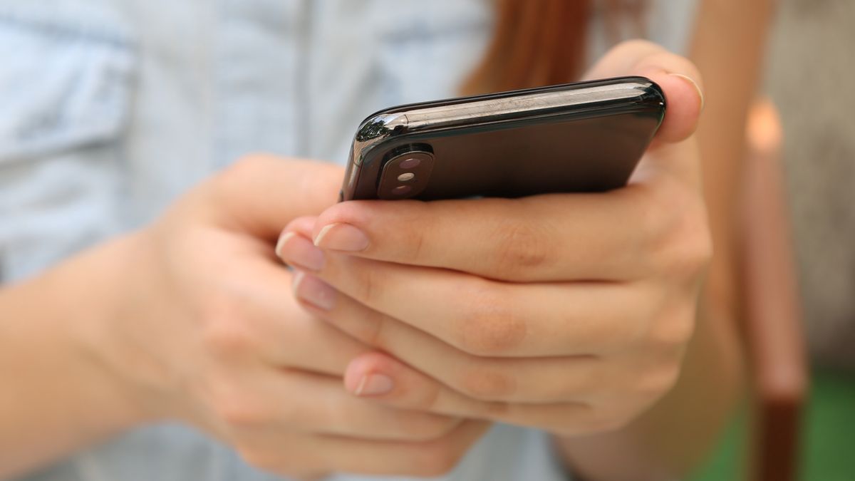 Kobieta korzystająca ze smartfona