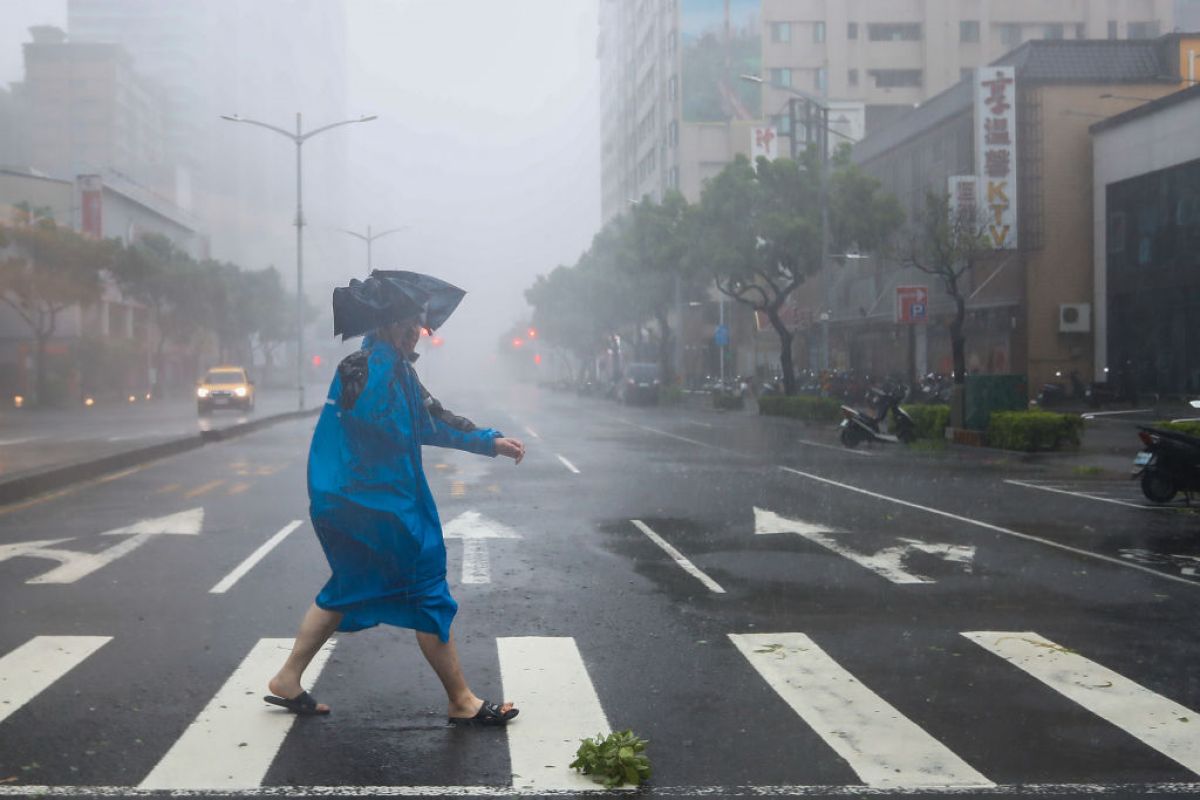 Zamykają szkoły, odwołują loty. Niszczycielski tajfun zbliża się do Filipin