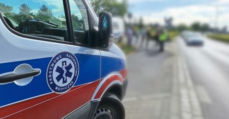 Wypadek w Trzeciewcu pod Bydgoszczą. Samochód zderzył się z motocyklem - dwie osoby poszkodowane