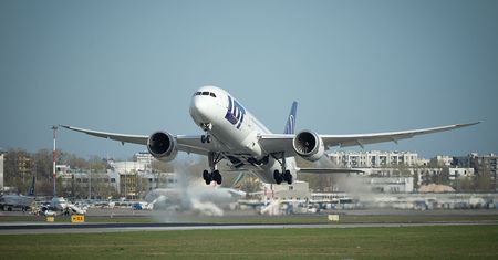 Linie lotnicze mogą upadać. Eksperci mówią, co czeka LOT