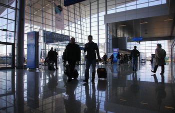 Ewakuacja lotniska pod Warszawą. Na miejscu pojawili się pirotechnicy. Zablokowano dojazd do portu